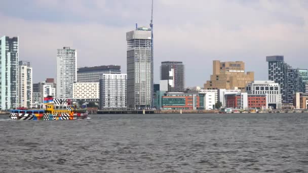 Un ferry Mersey contra el muelle de Liverpool — Vídeo de stock