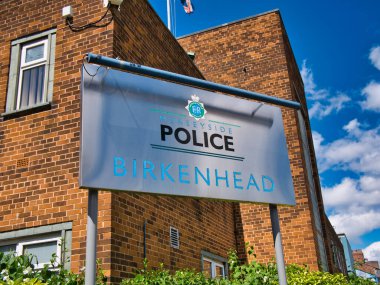 Birkenhead 'deki polis merkezinin önünde bir tabela var. Merseyside Polisi' nin bir parçası..