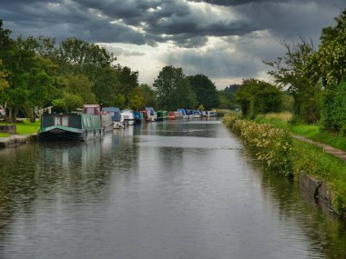 Lancashire Halsall 'da demirlemiş bir dizi kanal dar botu. Gri, yağmurlu bir yaz gününde kaçırıldı..