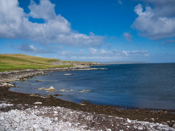 在夏日的一个阳光灿烂的日子里 英国苏格兰设得兰的伊尔岛以东的艾威克附近 一个风景秀丽 荒凉的海岸线尽收眼底 — 图库照片