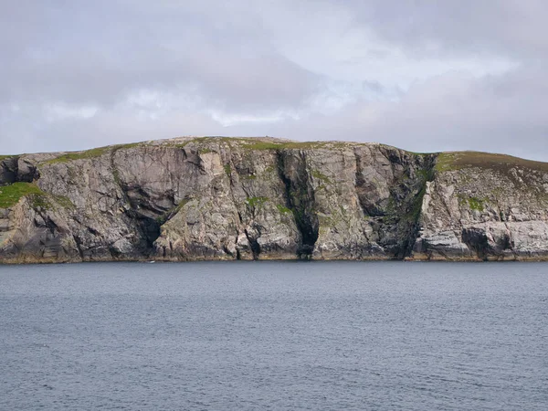 Morskie Klify Ukazujące Warstwy Skalne Whale Firth Lee Vollister Yell — Zdjęcie stockowe