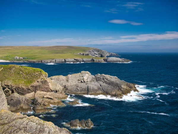 Estratos Rocosos Erosionados Inclinados Funzie Ness Isla Fetlar Shetland Escocia — Foto de Stock