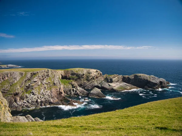 英国苏格兰设得兰Fetlar岛Funzie Ness上陡峭倾斜的侵蚀岩层 该地区的岩石属于Muness植物组 金属砾岩 变质基岩 — 图库照片