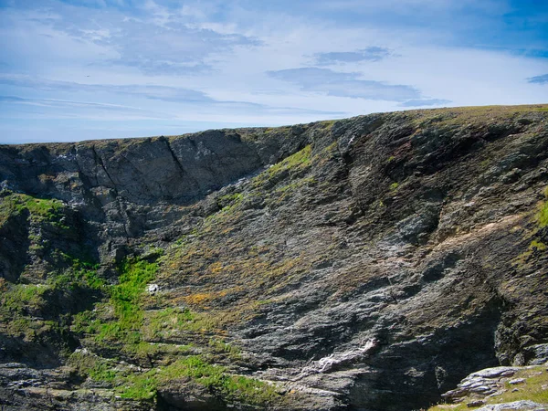 英国苏格兰设得兰Fetlar岛Funzie Ness上陡峭倾斜的侵蚀岩层 该地区的岩石属于Muness植物组 金属砾岩 变质基岩 — 图库照片