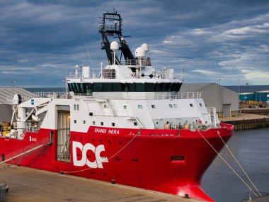 Skandi Hera, Aberdeen, İskoçya, İngiltere limanında demirledi - bu gemi 2009 yılında inşa edilmiş bir Offshore Römorkör / Tedarik Gemisidir.