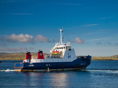 Gün ışığında, adalar arası feribot MV Bigga Bluemull Sound 'da Shetland, İngiltere' de Yell ve Unst arasında.