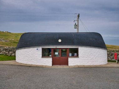 SS Canberra 'dan gelen cankurtaran botunun çatısı ile İngiltere' nin Shetland kentindeki Yell adasının güney batı kıyısındaki Burravoe İskelesi kamp alanındaki konfor bloğu