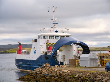 İngiltere 'nin Shetland kentindeki Yell adasındaki Gutcher feribot terminalindeki Ro-Ro feribotu Bigga.