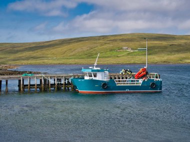 Mid Yell Voe 'da bir Cooke Suculculuk destek teknesi, İngiltere' nin Shetland kentindeki Yell Adası 'nda Bağır.