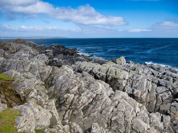 英国苏格兰设得兰的伊尔岛奥特斯威克附近的奎恩尼斯湖周围显示倾斜和侵蚀岩层的具有戏剧性的海岸景观 变质的基岩 — 图库照片
