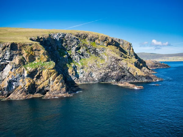 Acantilados Costa Keen Hamar Isla Unst Shetland Reino Unido Lecho — Foto de Stock