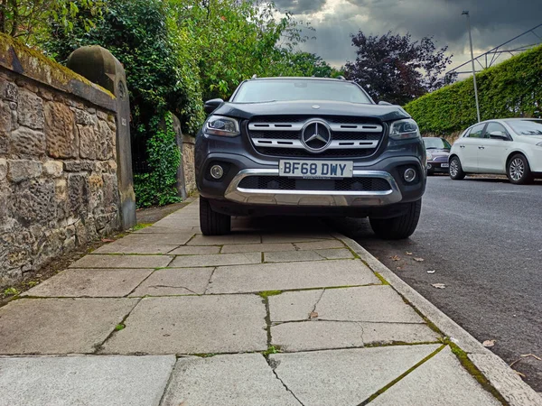 Ein Parkplatz Auf Dem Bürgersteig Gehweg Der Platz Für Fußgänger lizenzfreie Stockfotos