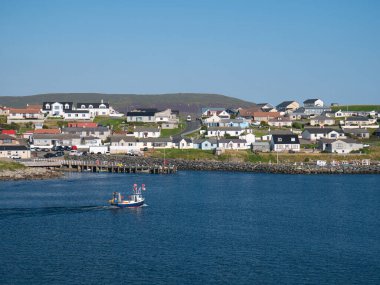 Mainland, Shetland, İskoçya 'nın batısındaki Hamnavoe kıyı kesimi, güneşli bir yaz gününde Fugla Ness' ten alınmıştır.