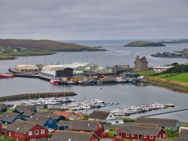 Shetland, İskoçya, İngiltere 'deki Scalloway kasabası, Shetland' ın eski başkentidir ve Shetland Anakarasının Kuzey Atlantik kıyısındaki en büyük yerleşim yeridir..