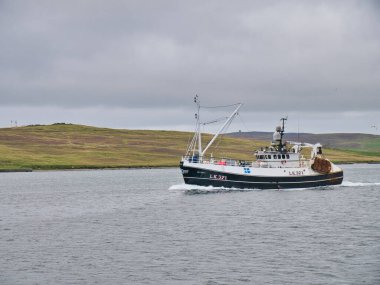 Lerwick Limanı 'na varan Defiant (LK 371), 1987 yılında Shetland balıkçı filosundan bir balıkçı teknesi ve bir Symbister limanı olan Whalsay' de inşa edilen bir balıkçı teknesi..