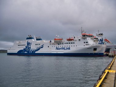 Hrossey, Lerwick, Shetland, İskoçya 'daki Holmsgarth Ferry Terminali' ne demir attı.