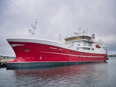 2018 yılında Shetland pelagic balıkçılık filosundan ve Symbister, Whalsay limanından inşa edilen bir balıkçı teknesi olan Lerwick limanına demirlemiş olan Araştırma (LK 62)..