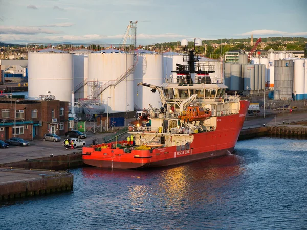スコットランドのアバディーン港で係留されていたグランプリ船は待機安全船舶 緊急救助船である 2012年に建てられ 北海で動作します — ストック写真