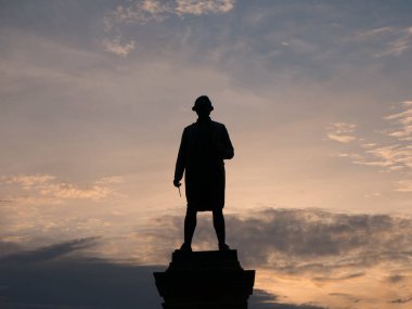 Kuzey Yorkshire, İngiltere 'de bulunan Whitby' de bulunan James Cook 'un bronz heykeli, bir yaz akşamının ilerleyen saatlerinde batan güneşe karşı siluet olarak 2 Ekim 1912 tarihinde açıldı..