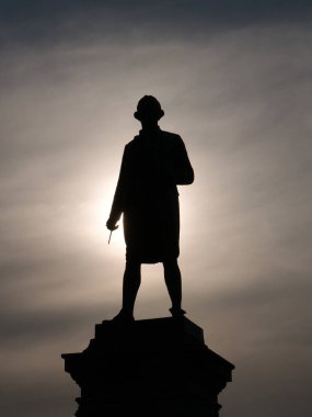 Kuzey Yorkshire, İngiltere 'de bulunan Whitby' de bulunan James Cook 'un bronz heykeli, bir yaz akşamının ilerleyen saatlerinde batan güneşe karşı siluet olarak 2 Ekim 1912 tarihinde açıldı..