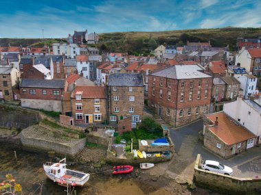 İngiltere 'nin Kuzey Yorkshire kentindeki küçük kuzeydoğu kasabası Staithes' in merkezi.