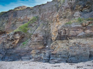 Kuzey Yorkshire, İngiltere 'deki Runswick Körfezi' ndeki aşınmış çamur kayalıkları - Whitby Çamur Taşı oluşumunun bir parçası - tortul kaya yaklaşık 174 ila 183 milyon yıl önce Jurasik Dönem 'de oluşmuştur.