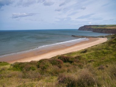 Cattersty Sands Plajı ve İskelesi, Skinningrove Kuzey York Moors sahilinde, Yorkshire, İngiltere, güneşli bir günde Cleveland Way sahil yolundan alındı..