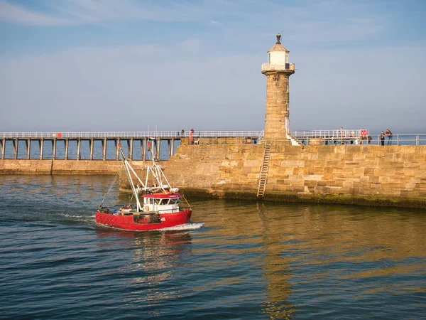 Barco Pesquero Rojo Regresa Whitby Harbour Costa Este Yorkshire Del — Foto de Stock