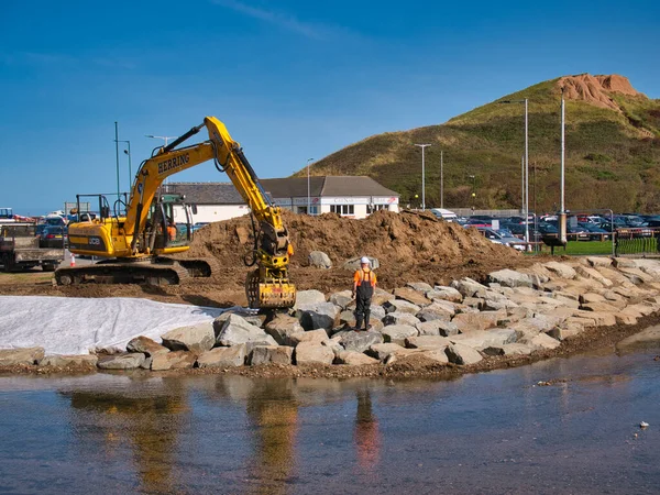 利用重型运土设备和大块石材在Skelton Beck沿线建造防洪工程 — 图库照片