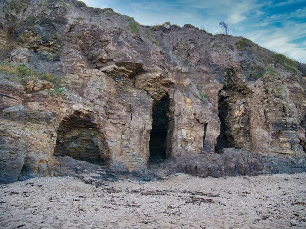 Пещеры Эрозированных Скалах Грязевого Камня Рансуикском Заливе Северном Йоркшире Великобритания — стоковое фото