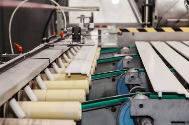 Pervazlar için üretim hattı, plastikten yapılmış pedler. doğru boyutta ürünleri keserek çalışır