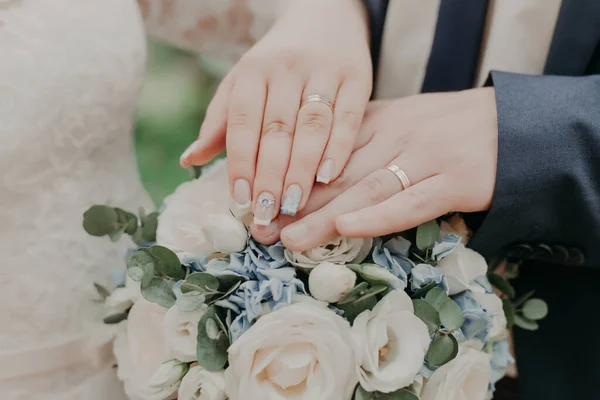 Los Novios Toman Mano Bajo Luz Del Sol Cálido Día — Foto de Stock