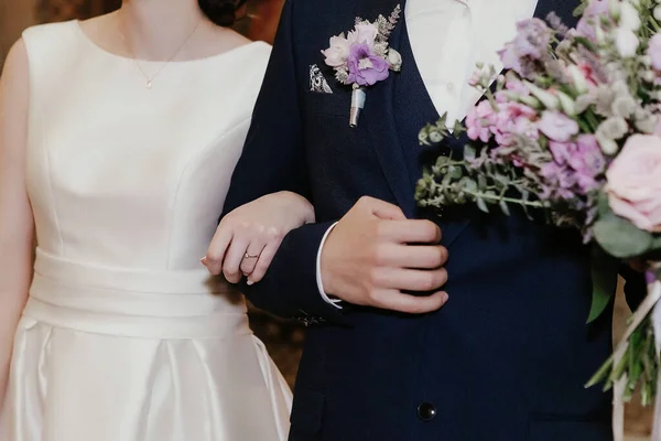 Namorados Mãos Dadas Cerimônia Casamento Com Buquê Flores Roxas Punho — Fotografia de Stock