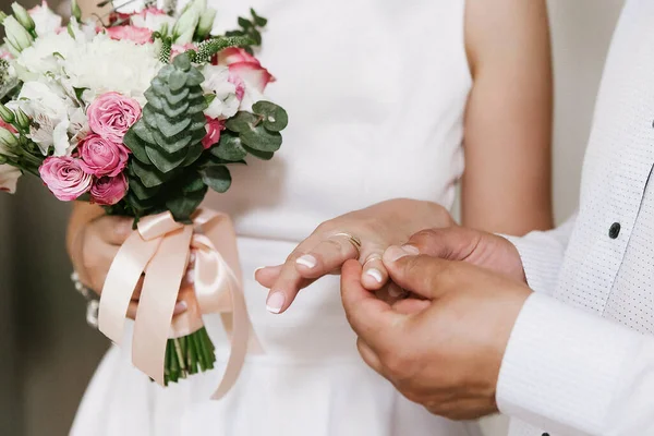 Noivo Suavemente Põe Anel Ouro Casamento Uma Mão Feminina Frágil — Fotografia de Stock