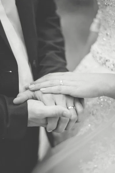 Noiva Noivo Ternamente Dão Mãos Uma Caminhada Casamento Fotografia Preto — Fotografia de Stock