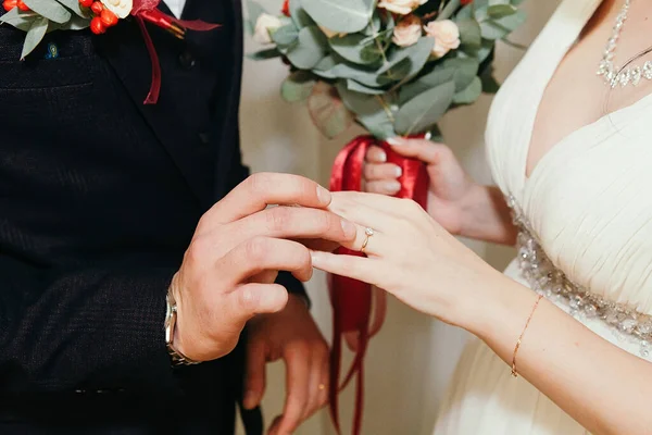 Noivo Suavemente Põe Anel Ouro Casamento Uma Mão Feminina Frágil — Fotografia de Stock