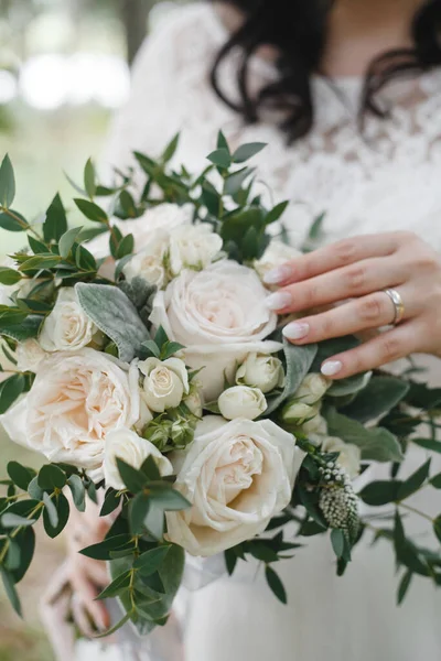 Bruden Vidrör Försiktigt Vacker Bröllopsbukett Som Består Vita Rosor Och — Stockfoto