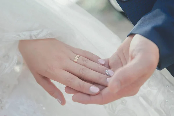 Noiva Noivo Ternamente Dão Mãos Uma Caminhada Casamento — Fotografia de Stock