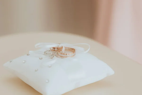 Casamento Anéis Ouro Brilhantes Mentira Travesseiro Branco Amarrado Com Uma — Fotografia de Stock