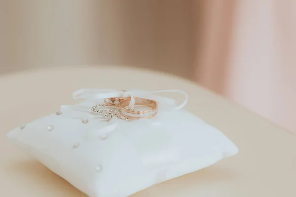 Anillos Oro Brillante Boda Encuentran Una Almohada Blanca Atada Con — Foto de Stock