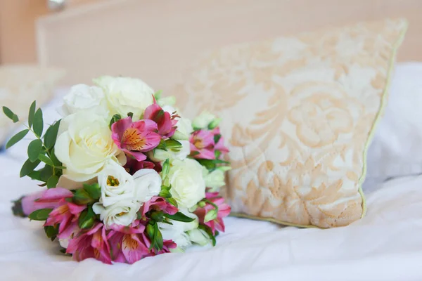 Ramo Boda Rosas Blancas Flores Color Púrpura Brillante Encuentra Habitación — Foto de Stock