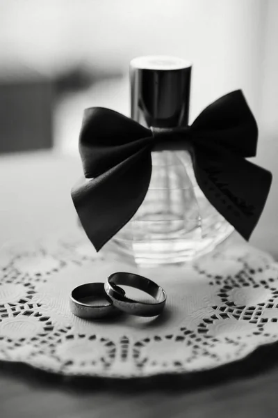 Anéis Ouro Casamento Encontram Lado Garrafa Perfume Que Noivos Borboleta — Fotografia de Stock