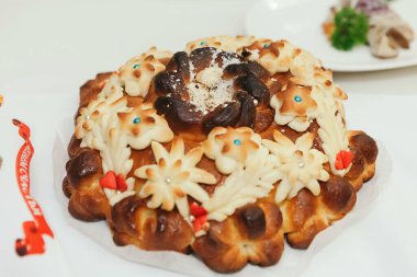 Geleneksel düğün ekmeği masada duruyor..