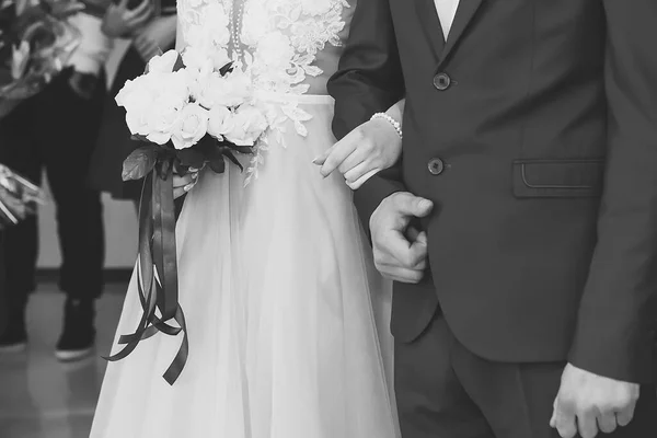 Közelben Álló Házaspár Fogja Egymás Kezét Ceremónián Menyasszony Birtokol Egy — Stock Fotó