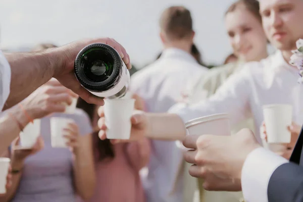 Gente Vierte Champán Vino Copas Sonríe Divierte Fiesta Boda —  Fotos de Stock