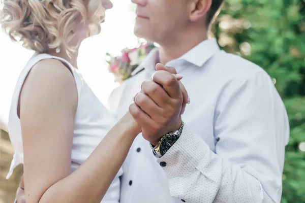 Hombre Con Una Mujer Bailando Naturaleza Novio Lleva Una Camisa —  Fotos de Stock