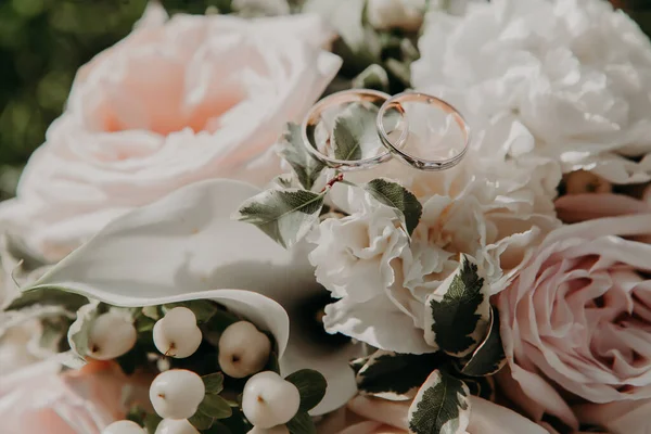 Ett Par Bröllop Guld Ringar Ligger Vacker Bukett Rosa Och — Stockfoto