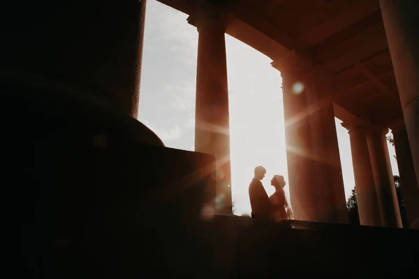 Silhouette Eines Paares Das Großen Säulen Läuft Mann Und Frau — Stockfoto