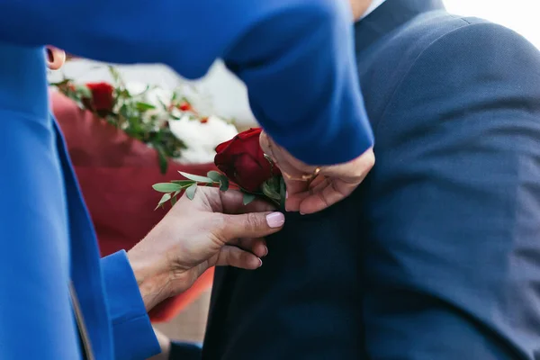 Helpen Bruidegom Een Blauw Pak Pakken Een Knoopsgat Met Een — Stockfoto