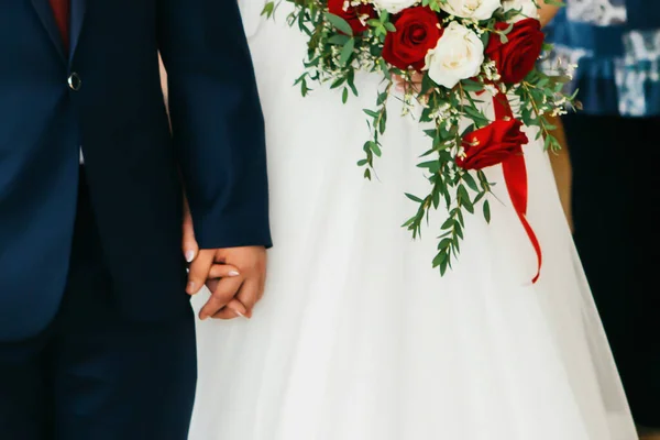 Casal Casamento Está Mãos Dadas Cerimónia Noiva Detém Grande Bonito — Fotografia de Stock